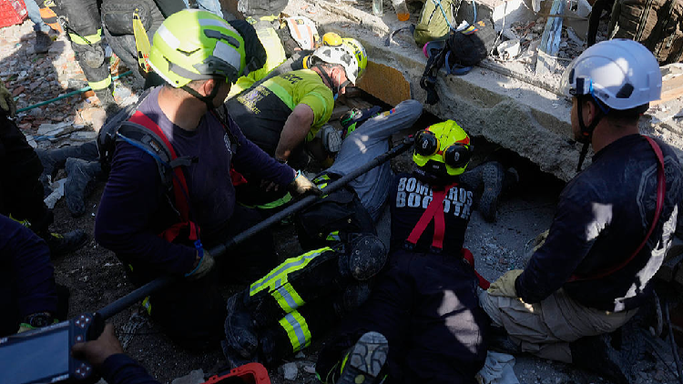24 hours after Colombia's deadly earthquake, rescuers hear voices under the rubble