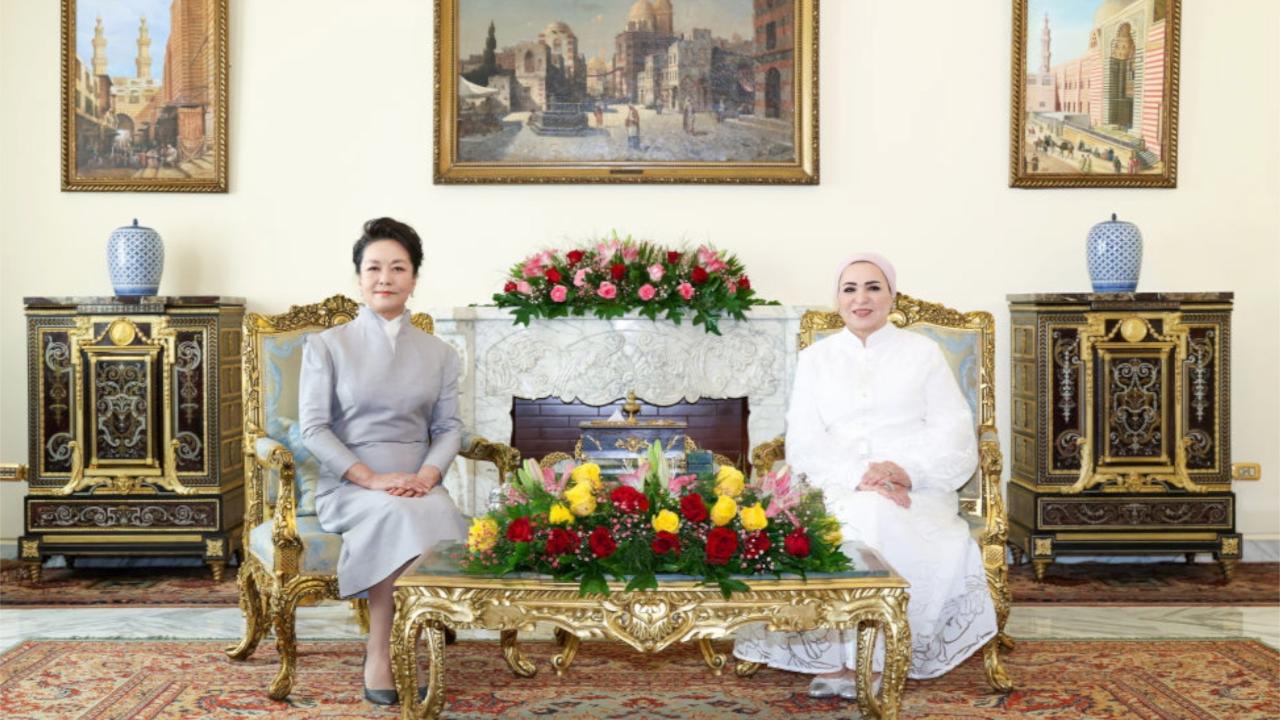 Peng Liyuan chats over tea, visits exhibition with wife of Egyptian president