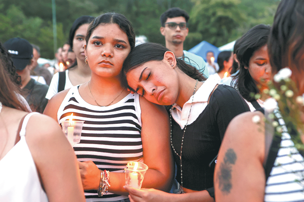 As Venezuela quake toll crosses 3,000, focus turns to burials