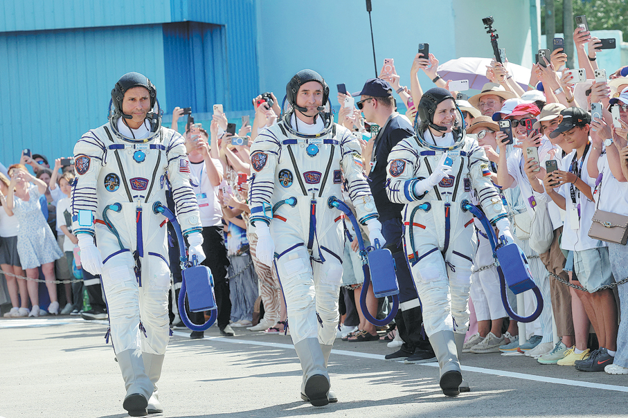 Russian cosmonauts, NASA astronaut set off on 8-month joint space mission