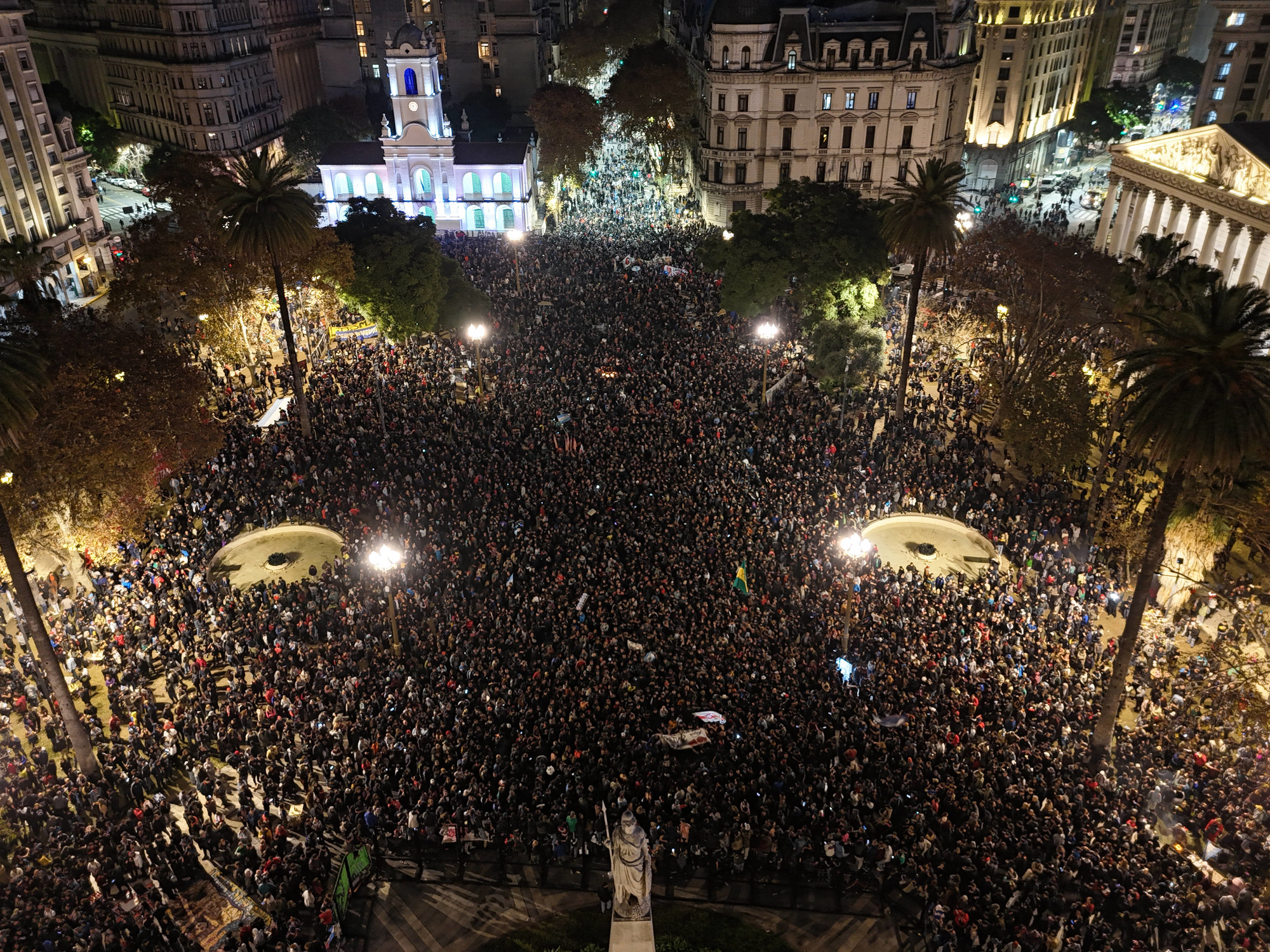 La misa ricotera con miles de fanáticos copó Plaza de Mayo para despedir al Indio Solari: “Es algo inexplicable”