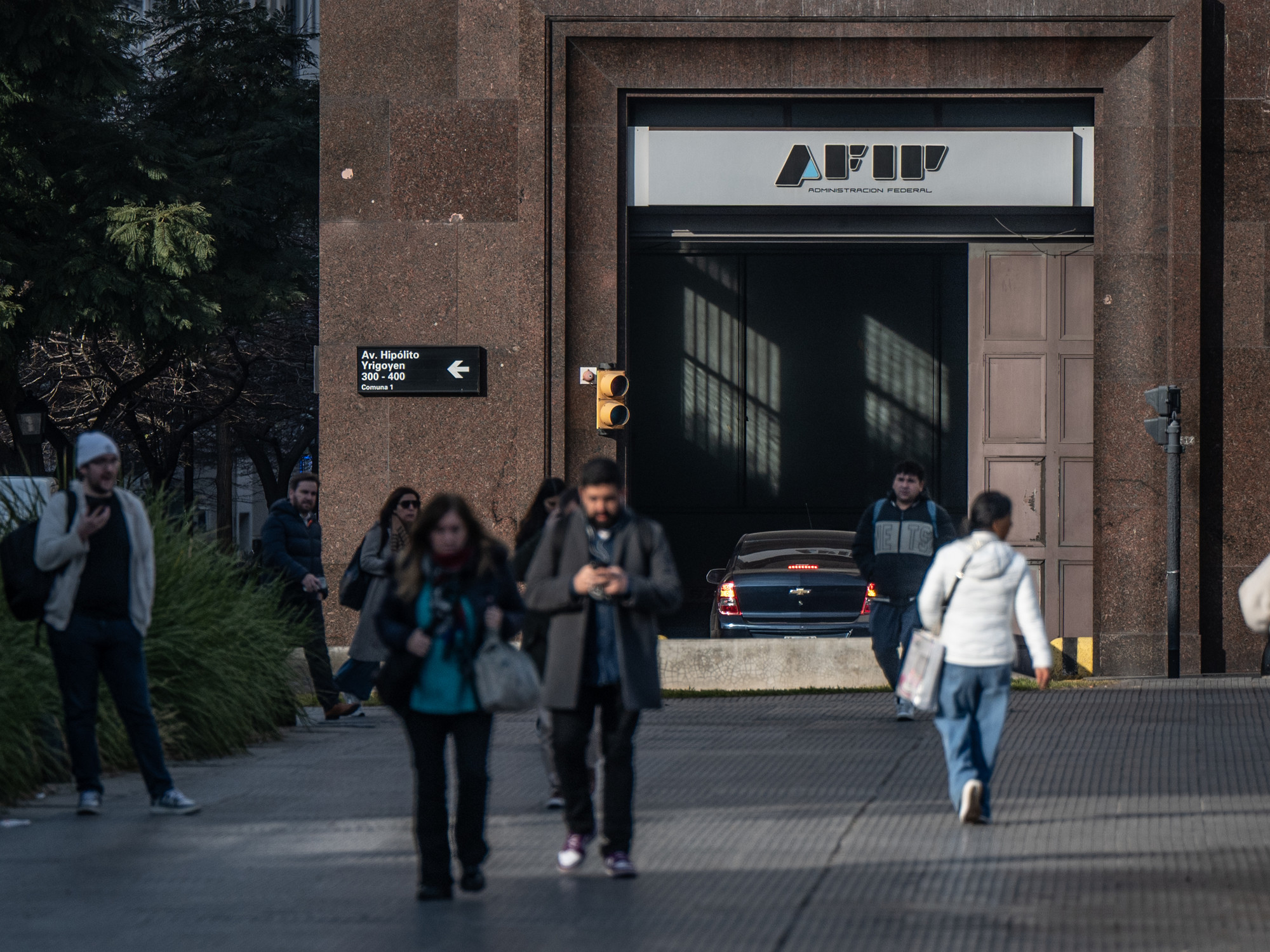 La recaudación cayó 7,4% real en junio por el desplome de retenciones y la prórroga de Ganancias
