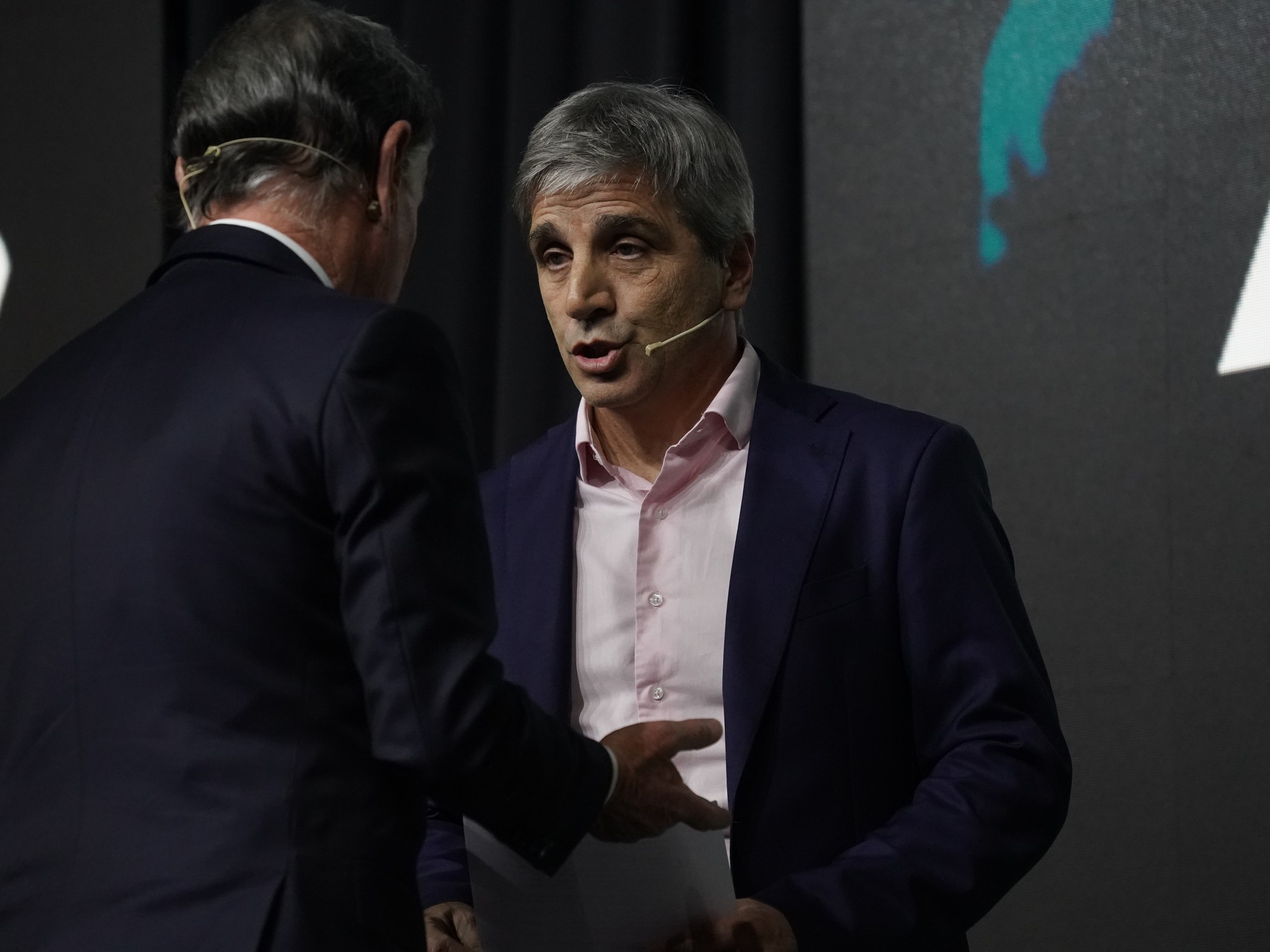 Obra pública: Caputo les reconoció a constructoras una deuda de $220.000 millones y ofreció pagarles con bonos