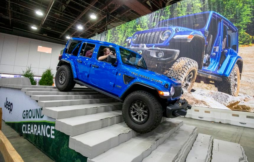 Fabricante de Jeep, Stellantis, anuncia un 'reinicio' de su negocio y cargos masivos. Las acciones se desmoronan