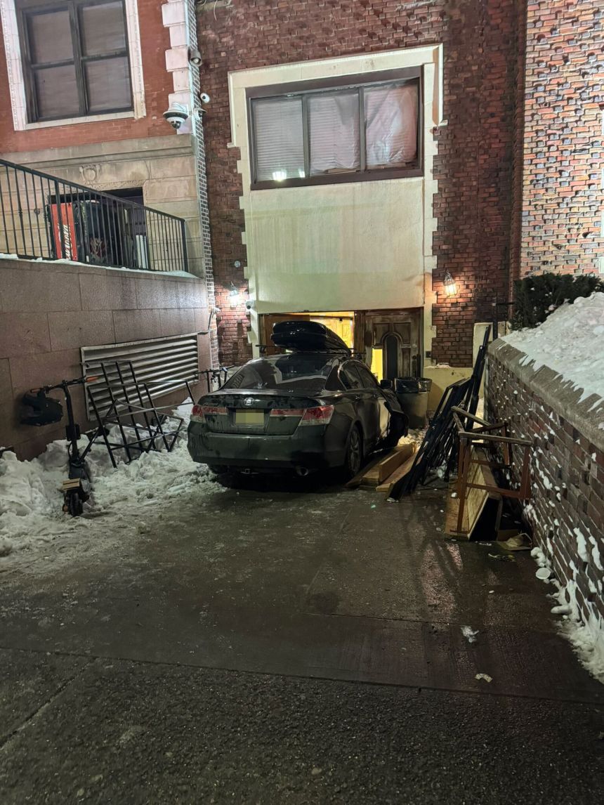Man pleads guilty to ramming car into Chabad Lubavitch headquarters in New York City