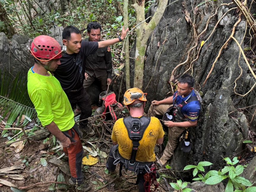 Laos cave rescuers investigating ‘knocking response’ as focus shifts to newly discovered cave shaft