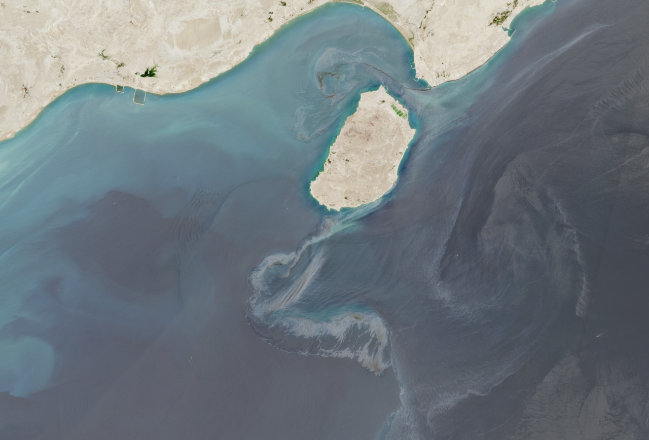 Pakistan accuses Houthis of killing its nationals in the Red Sea as Hormuz deal hopes fade