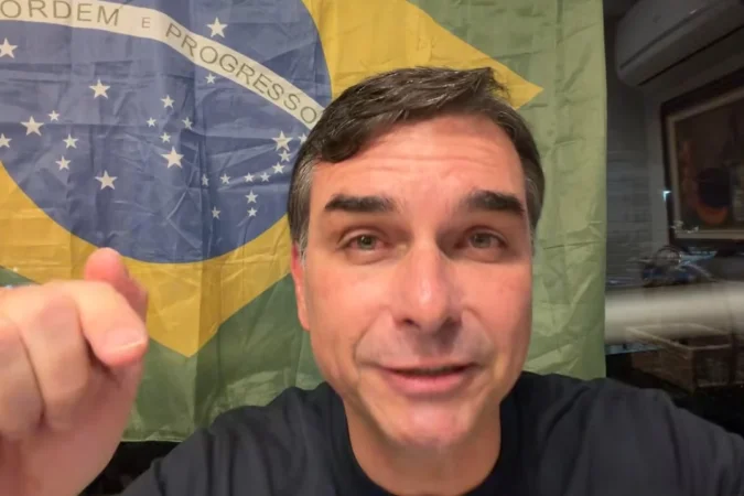 Desvio de foco e "decisão arriscada": como Flávio decidiu divulgar a carta do pai
