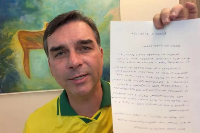 Desvio de foco e 'decisão arriscada': como Flávio Bolsonaro decidiu divulgar a carta do pai