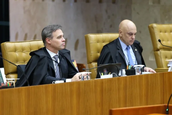 Alexandre de Moraes e André Mendonça batem boca no Supremo