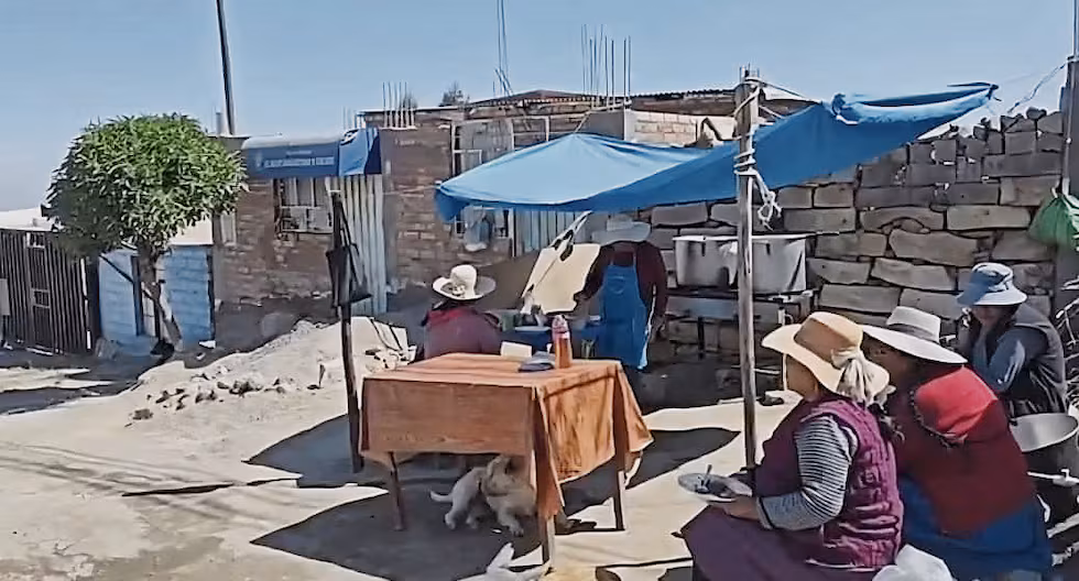Ancianos comen en la calle luego de perder local por las lluvias en Arequipa