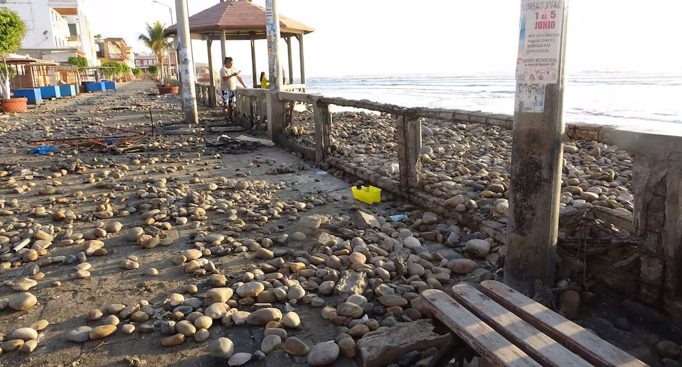 La Libertad: Oleajes anómalos afectan al Malecón Grau de Pacasmayo (VIDEO)