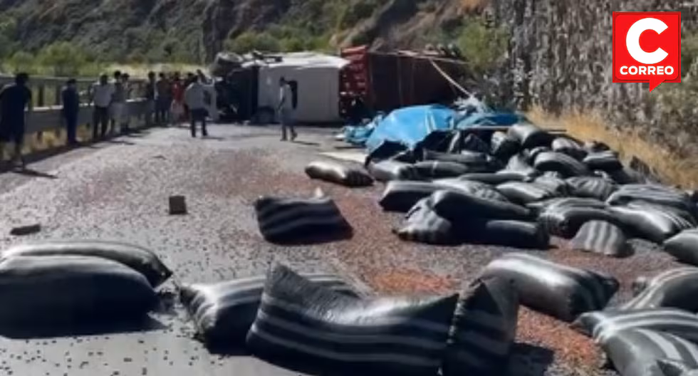 Tráiler cargado de semillas se despista y vuelca en la vía Canta–Huayllay
