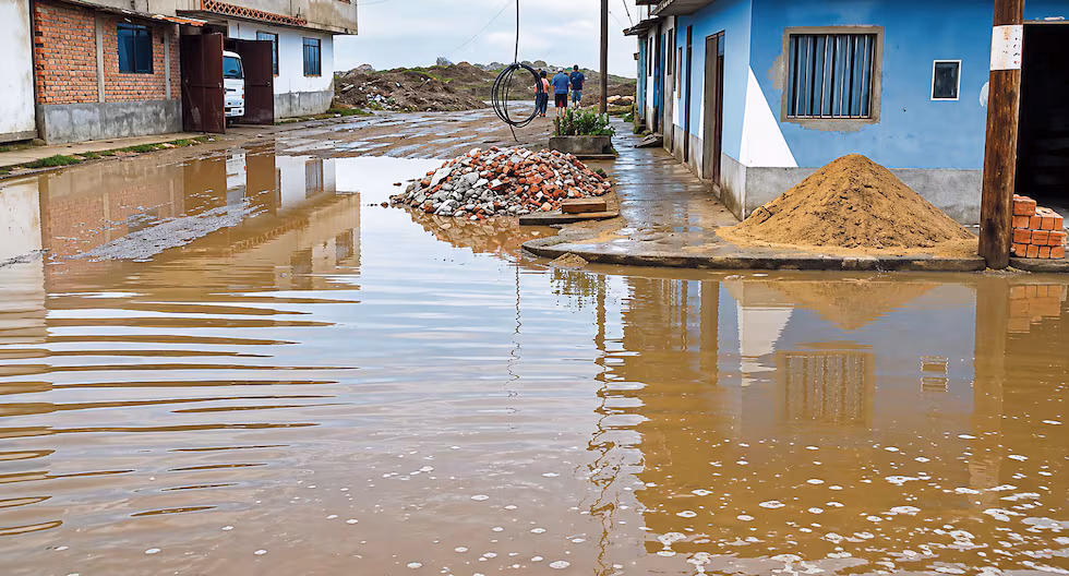 Oleajes afectan casas y malecón en La Libertad