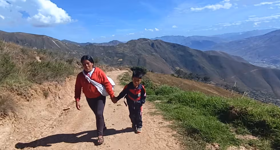 Huánuco: abnegada madre camina 8 horas al día para que sus hijos estudien