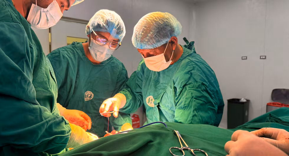 Obrero se corta la mano con amoladora y médico lo opera y la reimplanta