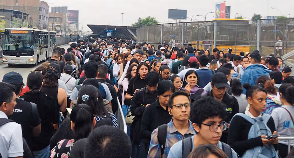 Usuarios padecen por largas colas en el Metropolitano