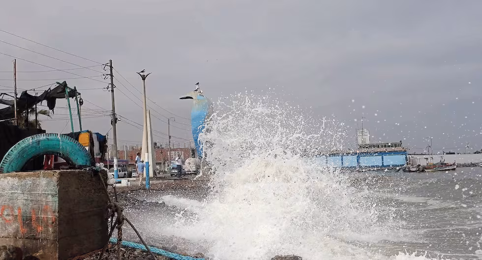 Pisco: fuertes oleajes paralizan a los pescadores artesanales
