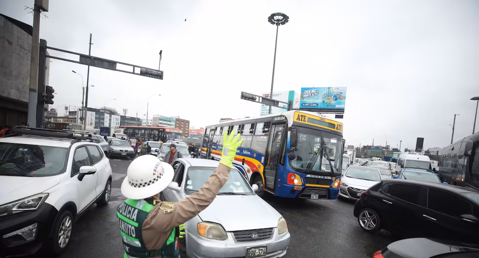 Cierre de vías hacia el Centro de Lima provoca caos vehicular en zonas aledañas