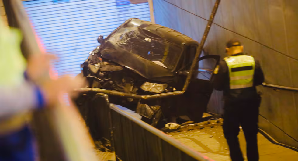 Cercado de Lima: Auto se despistó y cayó al acceso peatonal de Estación Central del Metropolitano
