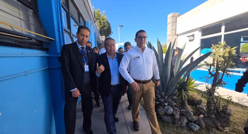 Presidente de EsSalud y ministro de Trabajo inspeccionaron el hospital Carlos Alberto Seguín de Arequipa (VIDEO)