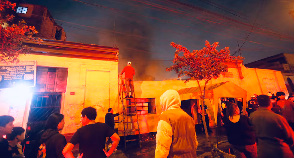 El incendio destruyó 10 viviendas en una quinta en Barrios Altos, pero no dejó heridos ni fallecidos según autoridades. (Foto: César Grados / @photo.gec)