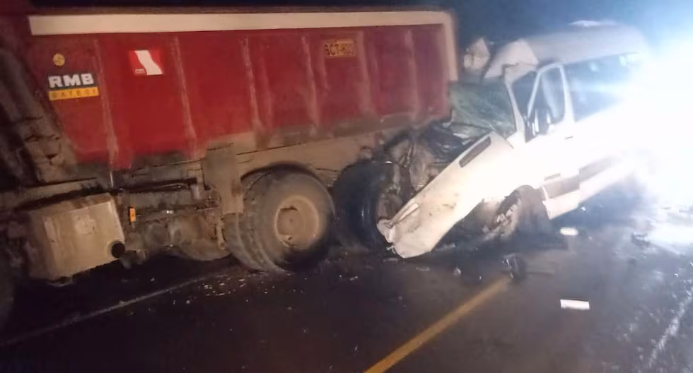 Puno: Choque de vehículos deja cuatro fallecidos en la vía Juliaca-Arequipa