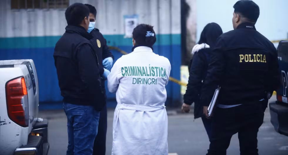 Asesinan a balazos a mototaxista en paradero en Barrios Altos