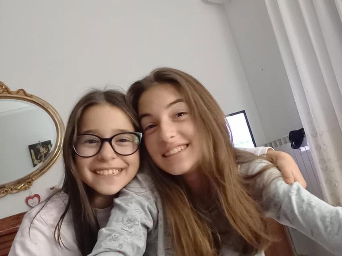 Spunta una traccia di Sarah e Alisya, scomparse da 11 giorni: «Trovato fermaglio rosso della sorella più piccola». Mistero su 3 telefonini segreti