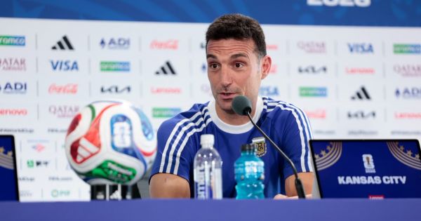 Scaloni confirmó que el Dibu Martínez "está bien" y que sería el titular para el debut contra Argelia