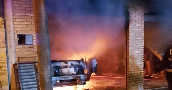 Una camioneta ardió en llamas dentro de una casa y rescataron a un hombre atrapado
