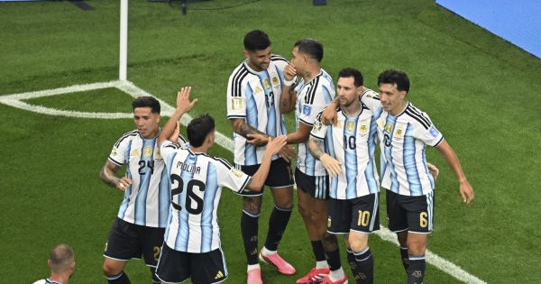 Argentina ganó, se ilusiona con el primer puesto y Messi hizo historia otra vez