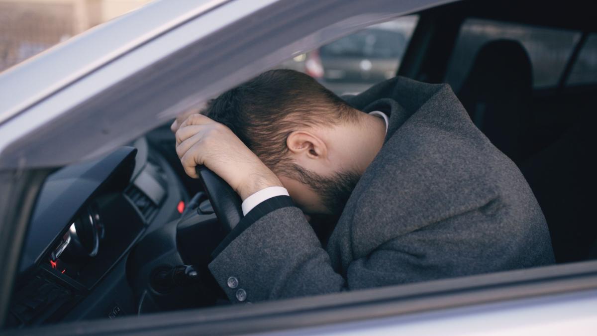 Adormitul la volan înseamnă fracțiuni de secundă. Titi Aur: ”E acel ațipit de oboseală - și nu extremă!”. Momentul în care șoferul trebuie să oprească mașina