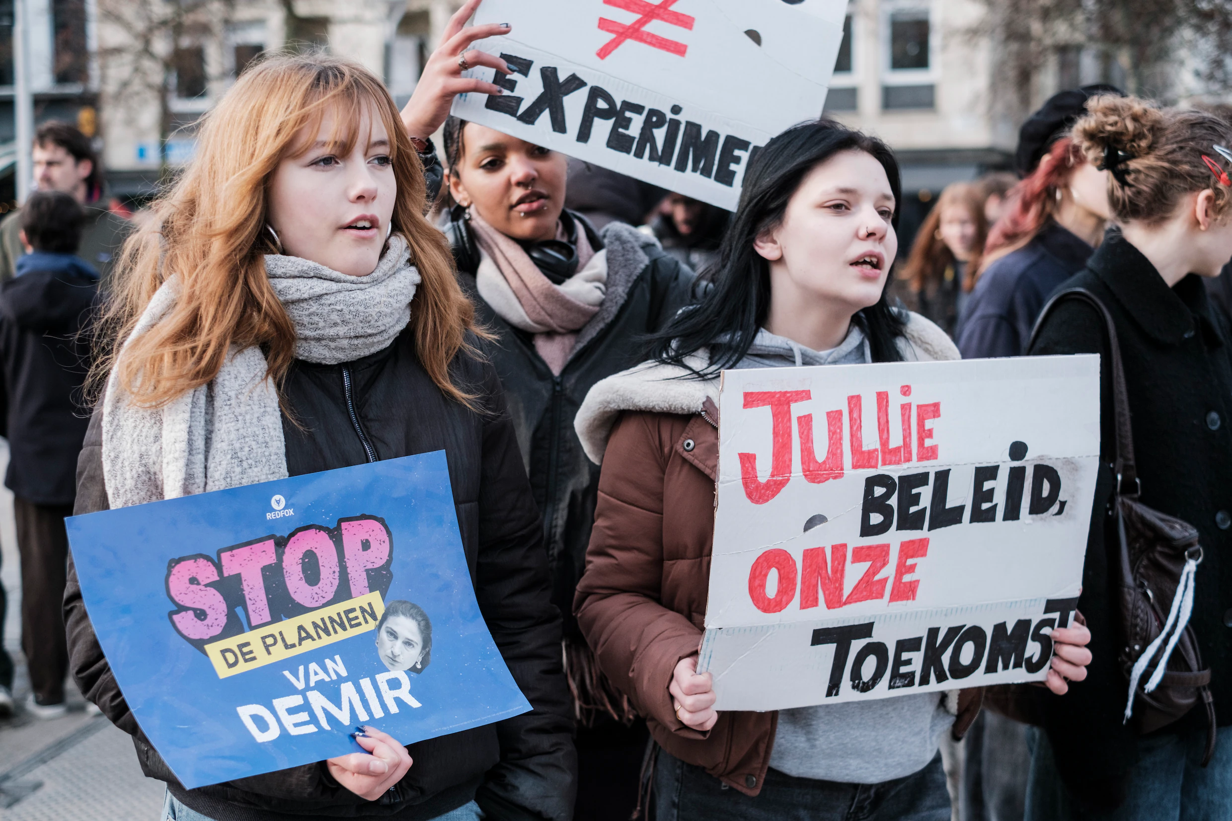 Kapen communisten het studentenprotest tegen minister Demir?
