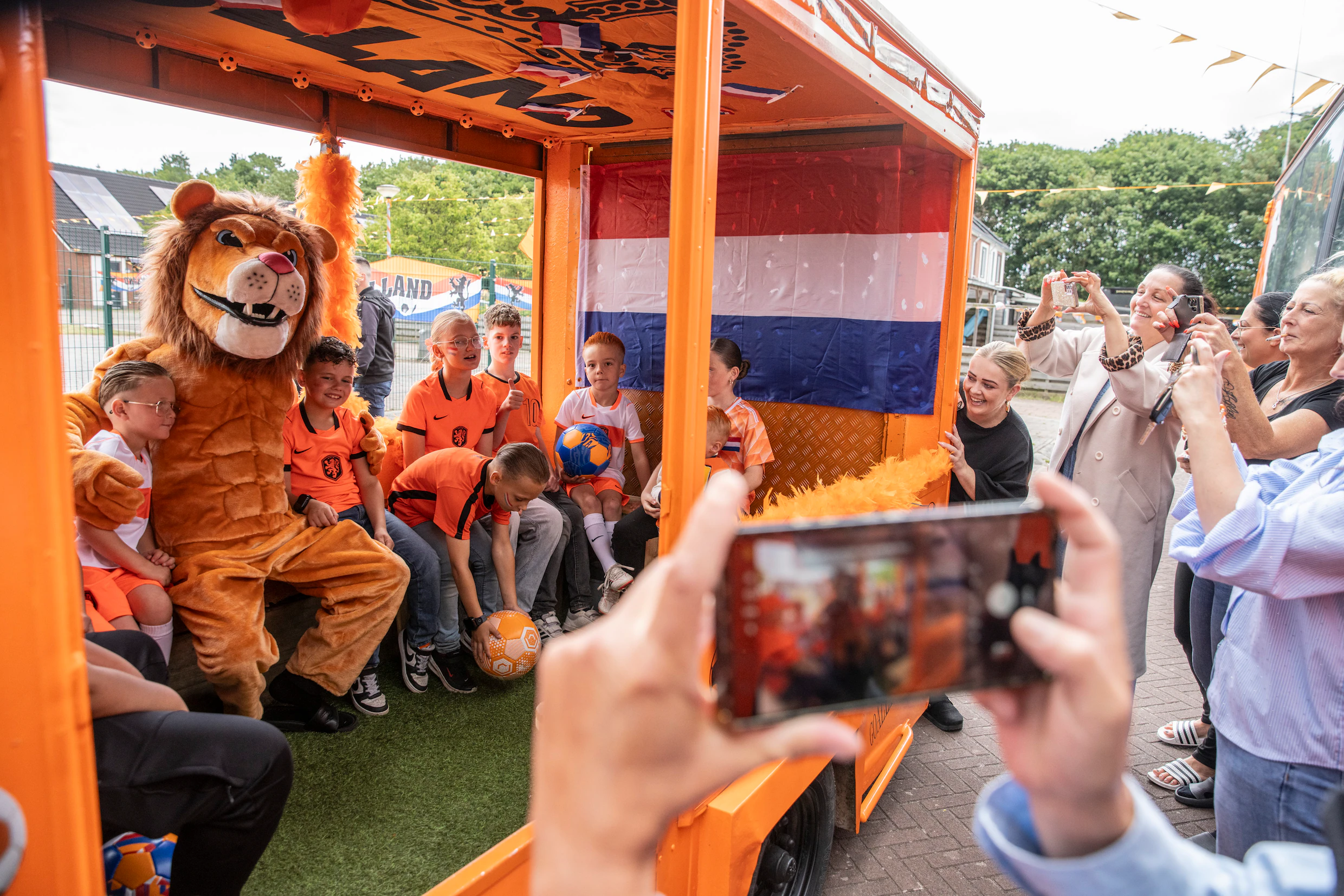 Het Coevordense Tuindorp is wél weer bevangen door Oranjekoorts. ‘Het grote geld regeert, maar dit is ons feest’