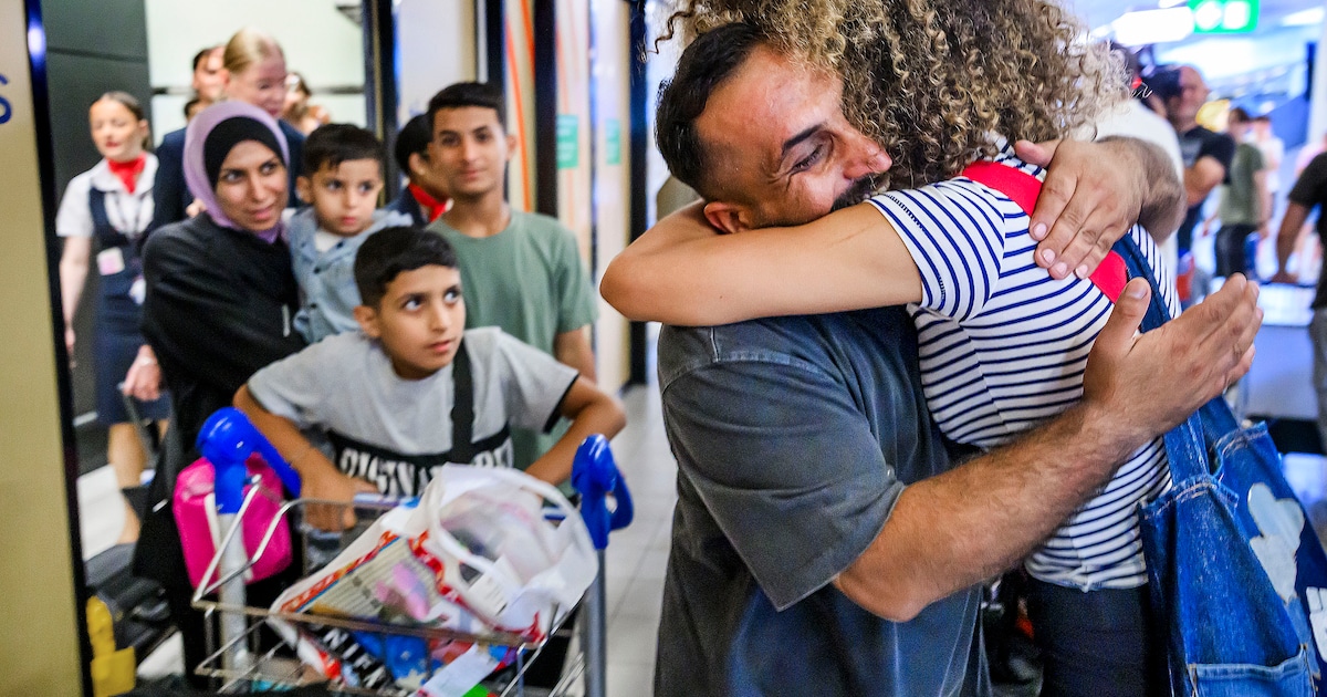 Studenten en kennismigranten uit Gaza geland op Schiphol: ‘Alles is kapot, maar voor ons is er nu weer kans op leven’