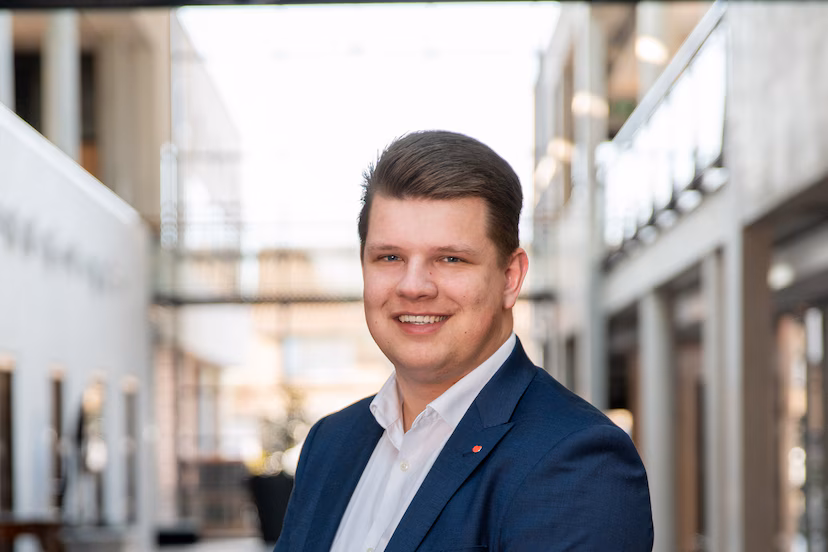 De jongste wethouder (20) woont nog bij zijn ouders. ‘Heb ik een tentamen, dan block ik gewoon mijn agenda’