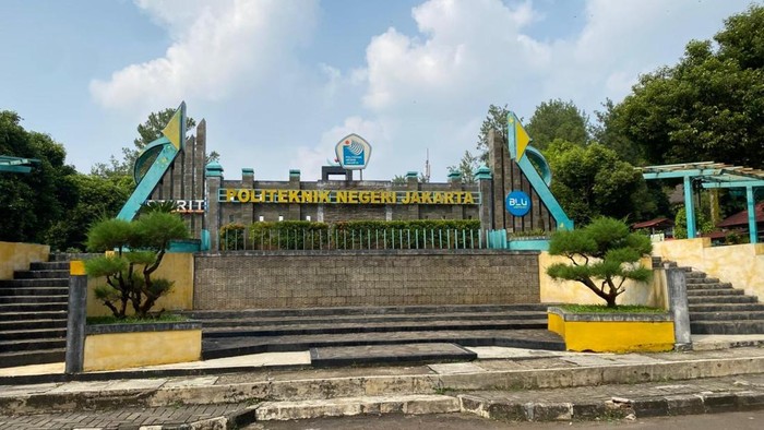 Ayah Sujud Minta Maaf Usai Mahasiswa PNJ Dipergoki Ciuman Sesama Jenis