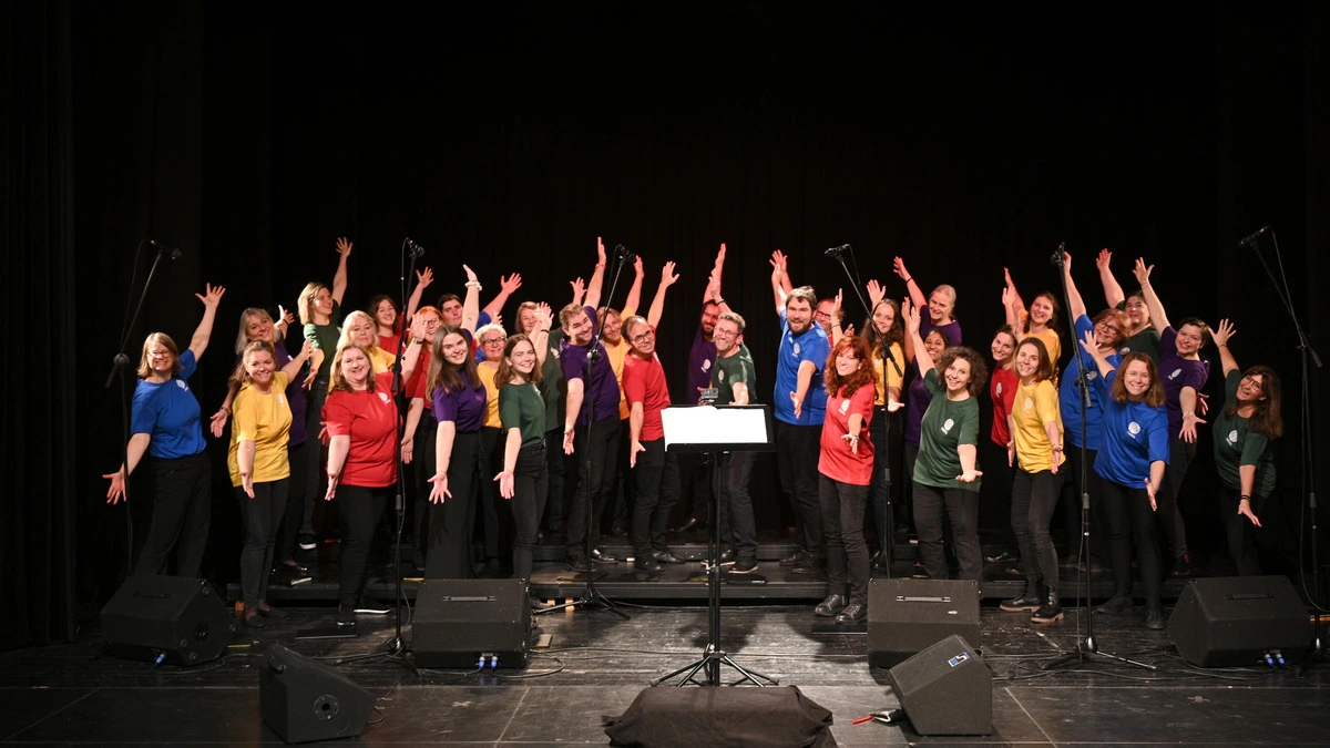„Abba Beatles mit Sahne“: Komensky Theater lädt zum nostalgischen Chor-Konzert