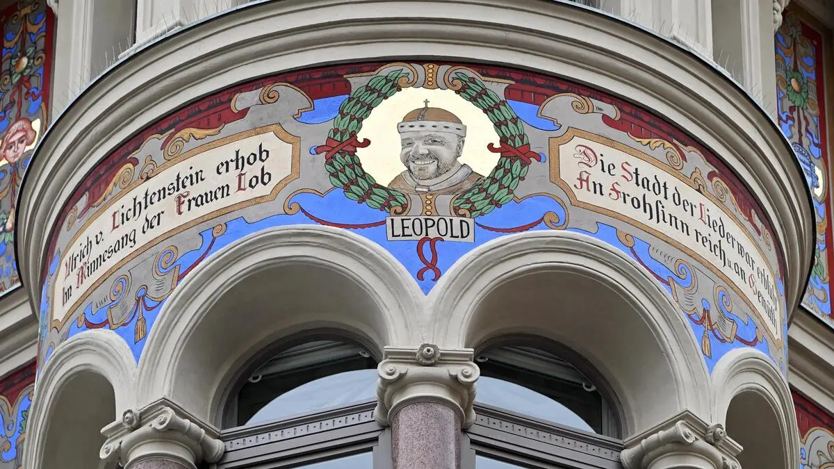 Hat ein Wiener Malermeister auf einer Fassade beim Stephansplatz sein Gesicht verewigt?
