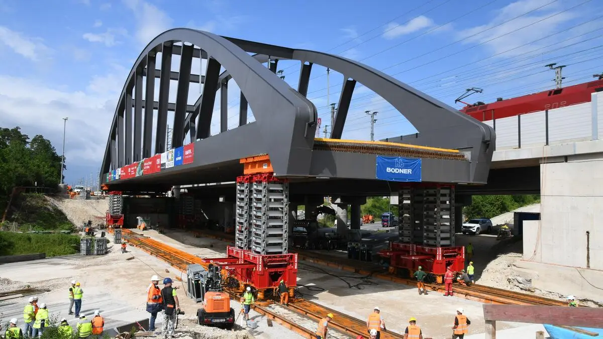 Neue Bahnbrücke über Welser Autobahn geschoben