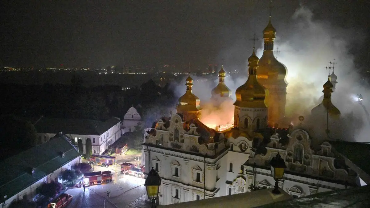 Russische Angriffe: Höhlenkloster in Kiew brennt