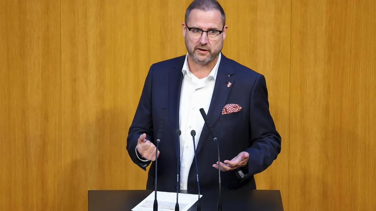 „Geldkoffer“ in Ukraine: FPÖ-Hafenecker muss Vorwurf gegen Meinl-Reisinger widerrufen