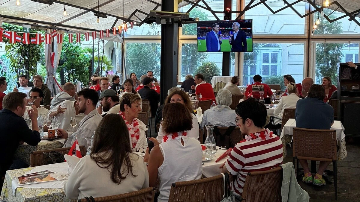 Public Viewing in aller Früh: Schlachtgesänge, Eggs Benedict und Pizza mit Nutella in Wien