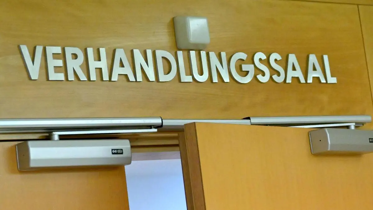 Nach Schlaganfall stundenlang in Zelle gesperrt: Wiener Beamte wegen Vorwurfs der Polizeigewalt vor Gericht