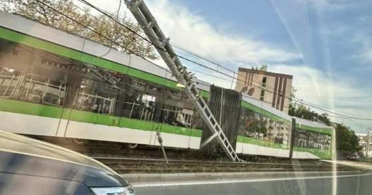 Un tramvai a deraiat pe strada Valea Cascadelor din Capitală. Patru persoane au fost duse la spital