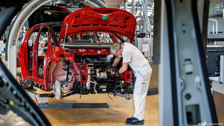 Germany news: Carmakers paint bleak picture on jobs
