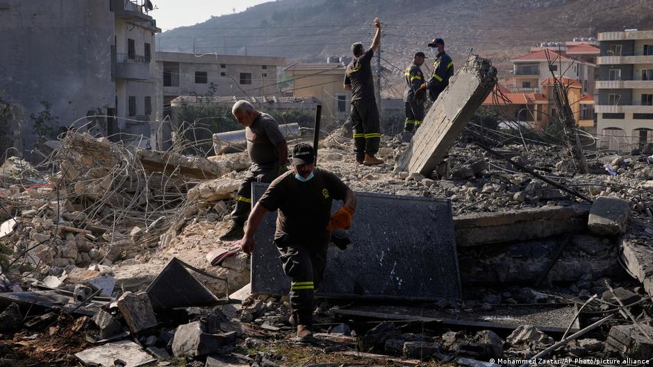Middle East: Israeli strikes kill a dozen in Lebanon