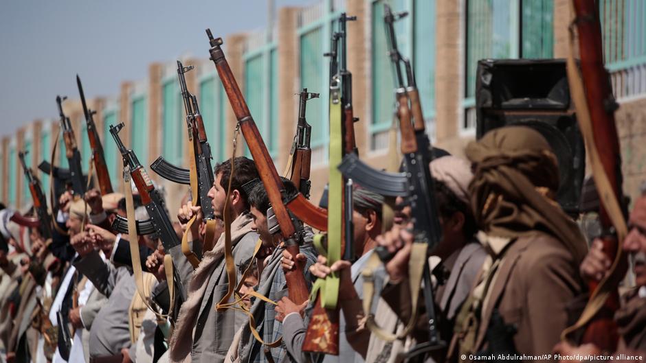 Middle East: Houthis target Yemen government palace in Aden