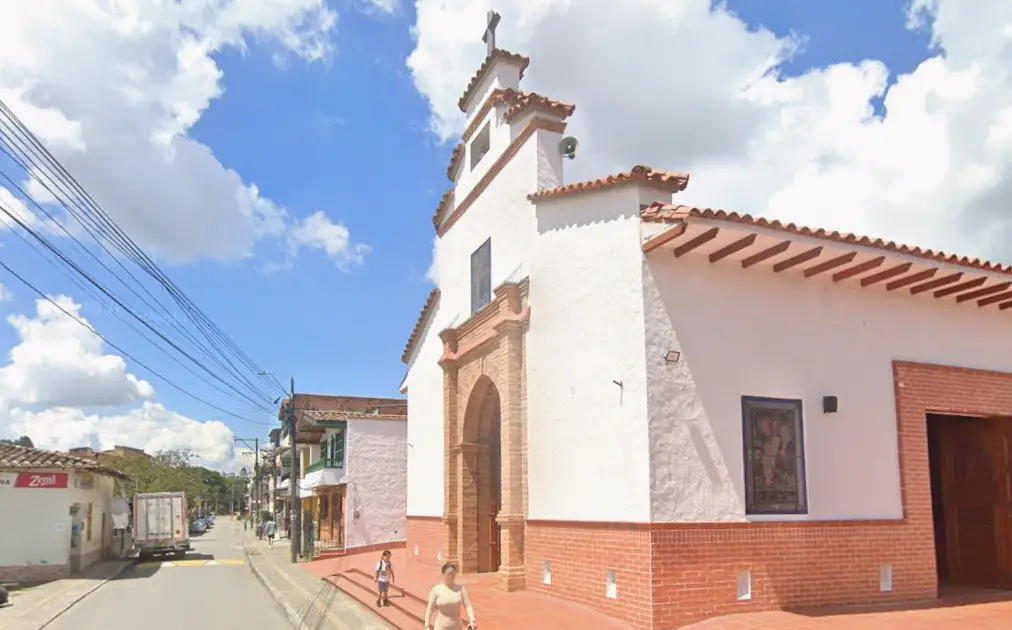 Modelo webcam se fotografió semidesnuda en una iglesia de Guarne: ¿podría enfrentar sanciones?